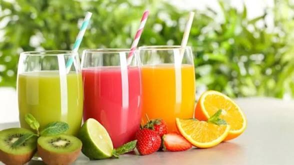 3 bebidas naturales que ayudan a fortalecer las piernas en adultos mayores