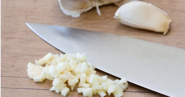 Cómo cortar el ajo correctamente para potenciar su sabor